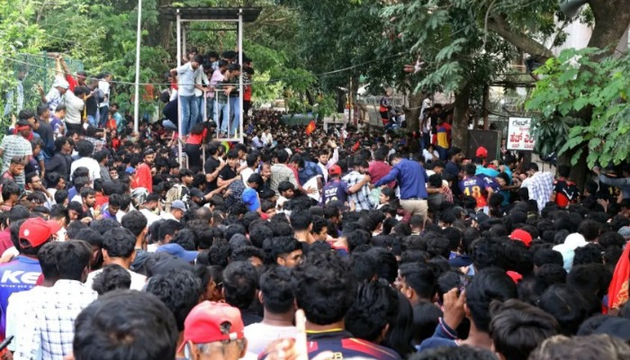 बंगळुरूमधील दुर्दैवी चेंगराचेंगरीची दुर्दैवी घटना